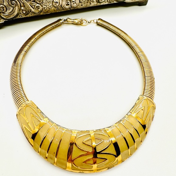 🔥 RARE Vintage Modernist Gold Tone Enameled Omega Necklace. - Picture 4 of 15